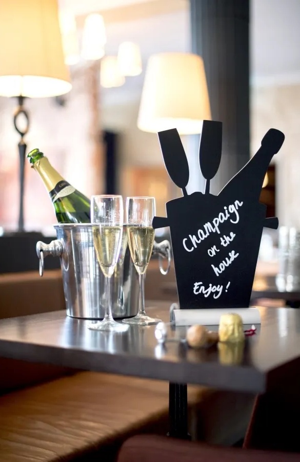 CHAMPAGNE bordskilt med alufod, Securit Silhouette, (1 stk.) - Bordskilt, CHAMPAGNE silhuet med alufod, Securit, (1 stk.)