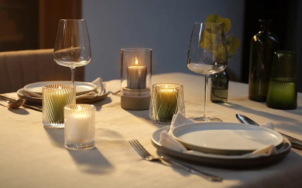 Fyrfadslys, Relight, 30t, olivengrøn, Bolsius, (pk á 18 stk.) - Bolsius ReLight Diamond på bord.webp