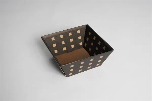 Lille gavekurv, 25,5x25,5x11,5 cm, Sort, Med kvadrater, (1 stk.) - Smurtfit Kappa 12100 gavekurv.webp