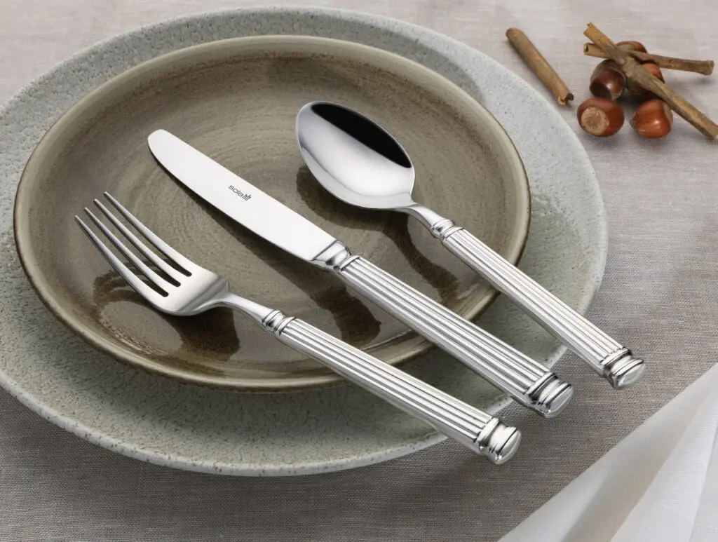 Bordgaffel, 206mm, 8mm, 18/10 rustfrit stål, Sola Facette, (12 stk.) - Sola-Cutlery-Facette-saet.webp