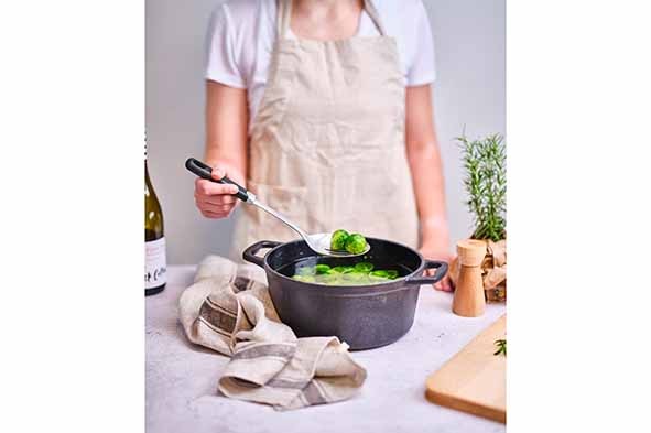 Serveringsske med huller, rustfri stål, sort skaft, DELISH, (1 stk.) - Serveringsske med huller, rustfri stål, sort skaft, (1 stk.)